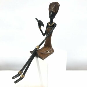 Bronze-Skulptur Lesende Frau braun