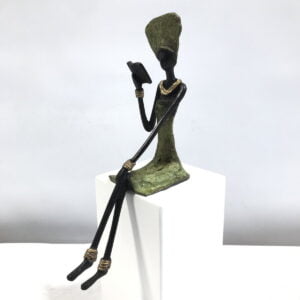 Bronze-Skulptur Lesende Frau grün
