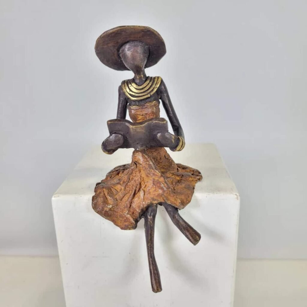 Bronze Skulptur lesende Frau 15 cm