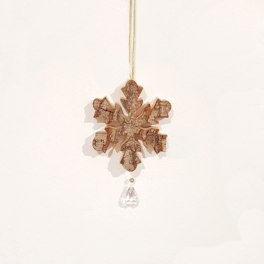 Schneeflocke mit Rinde und Swarovski Stein