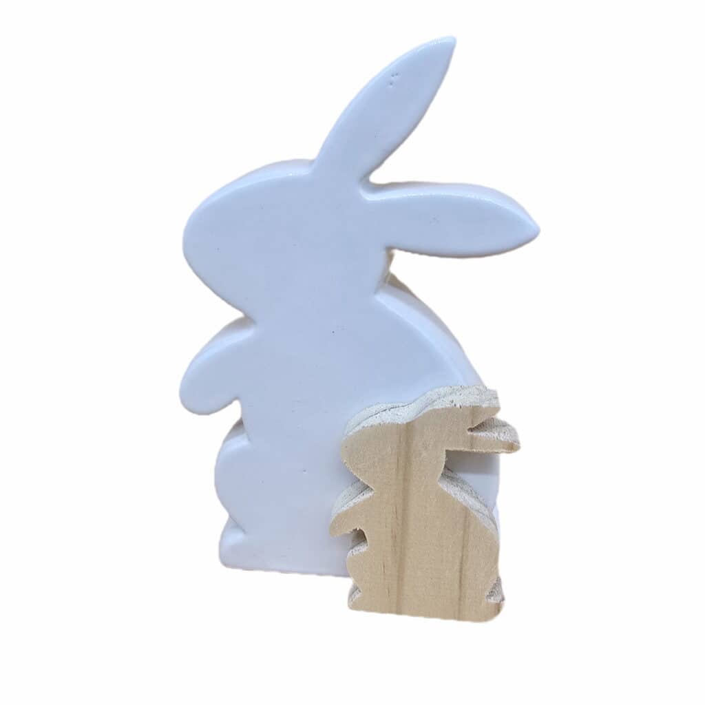 Porzellanhase mit kleinem Holzhasen